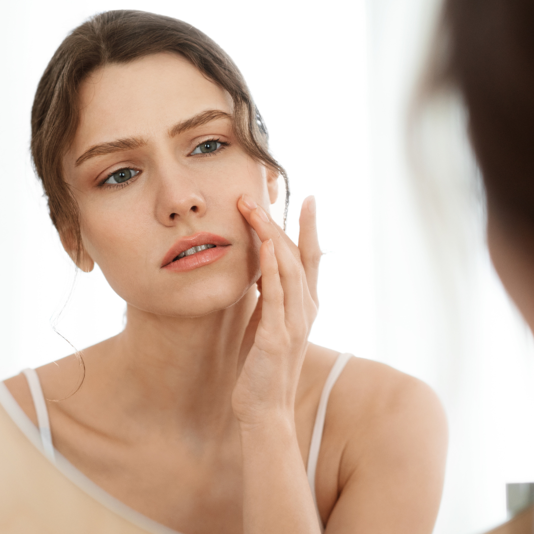 Professionelle Hautanalyse bei BeVe Beauty in Hanau Frau betrachtet ihre Gesichtshaut im Spiegel vor einer professionellen Hautanalyse