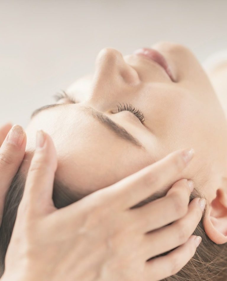 kosmetikstudio-hanau-hautexpertin Kosmetikerin in Hanau bei einer professionellen Gesichtsbehandlung